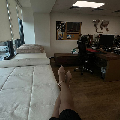 Светлый бежевый матрасик, подушки и валик на подоконник на окно для зоны отдыха в офисе. Отзыв клиента Гливер, рейтинг 5 звезд. 